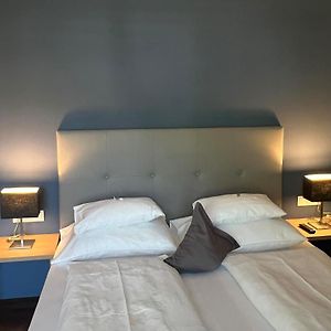Standard Zimmer mit Kingsize-Bett
